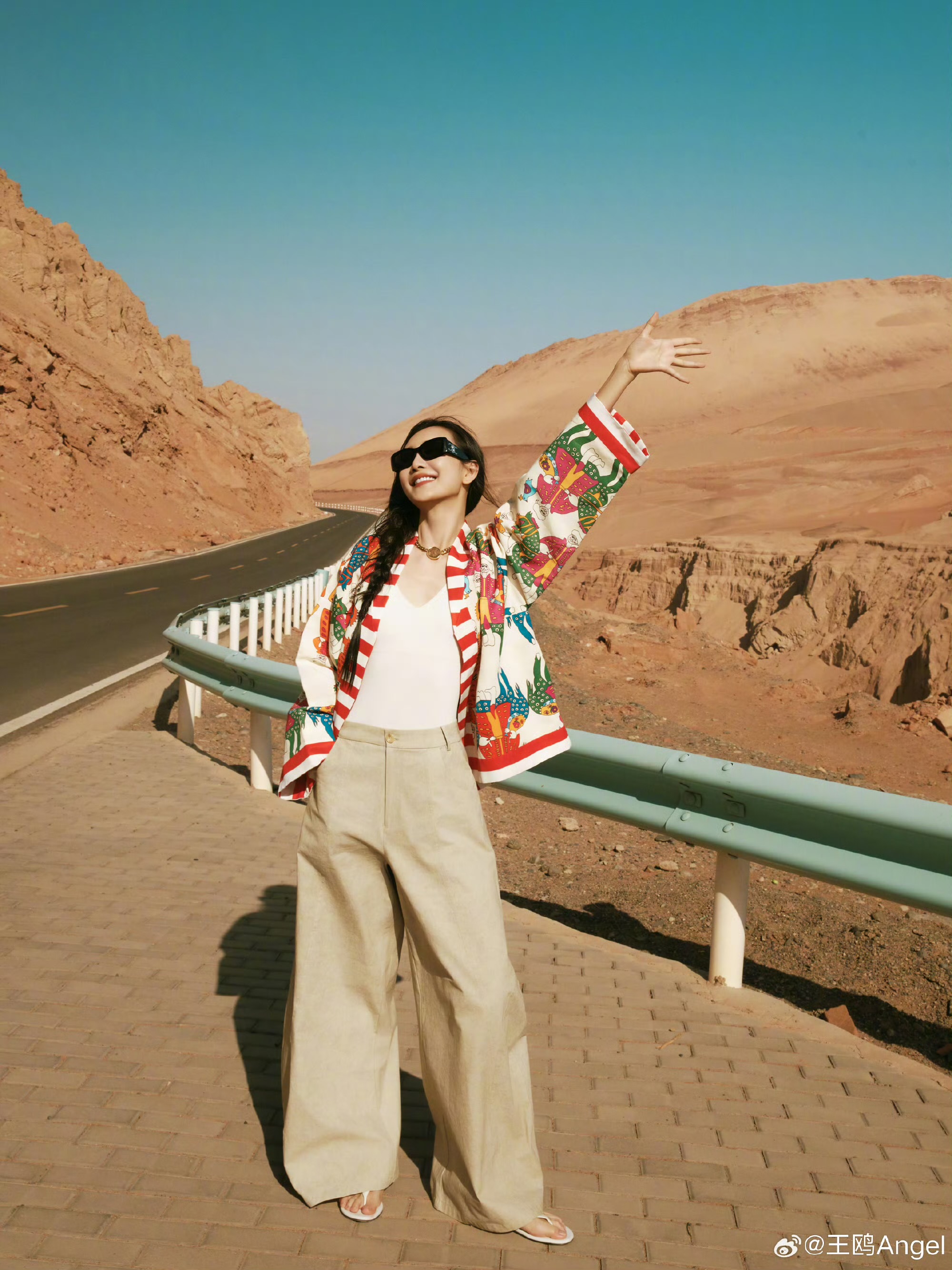 王鸥一组公路风街拍照片，随性时尚太有型