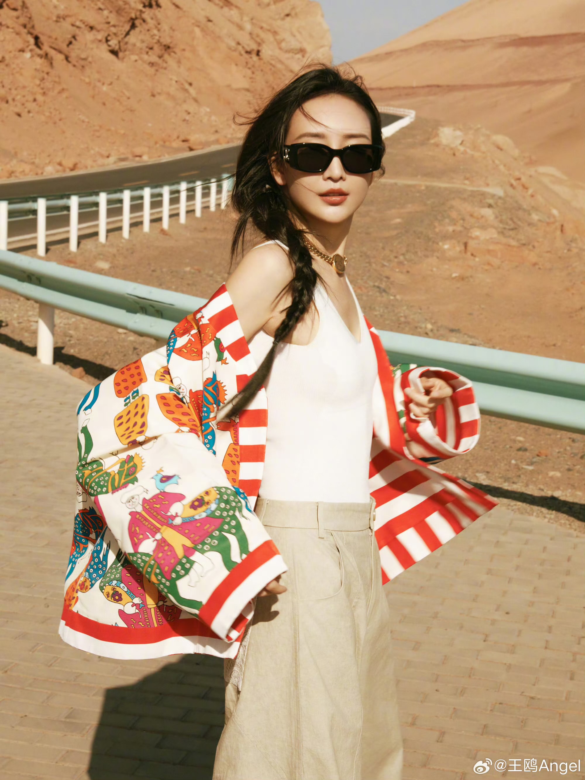 王鸥一组公路风街拍照片，随性时尚太有型