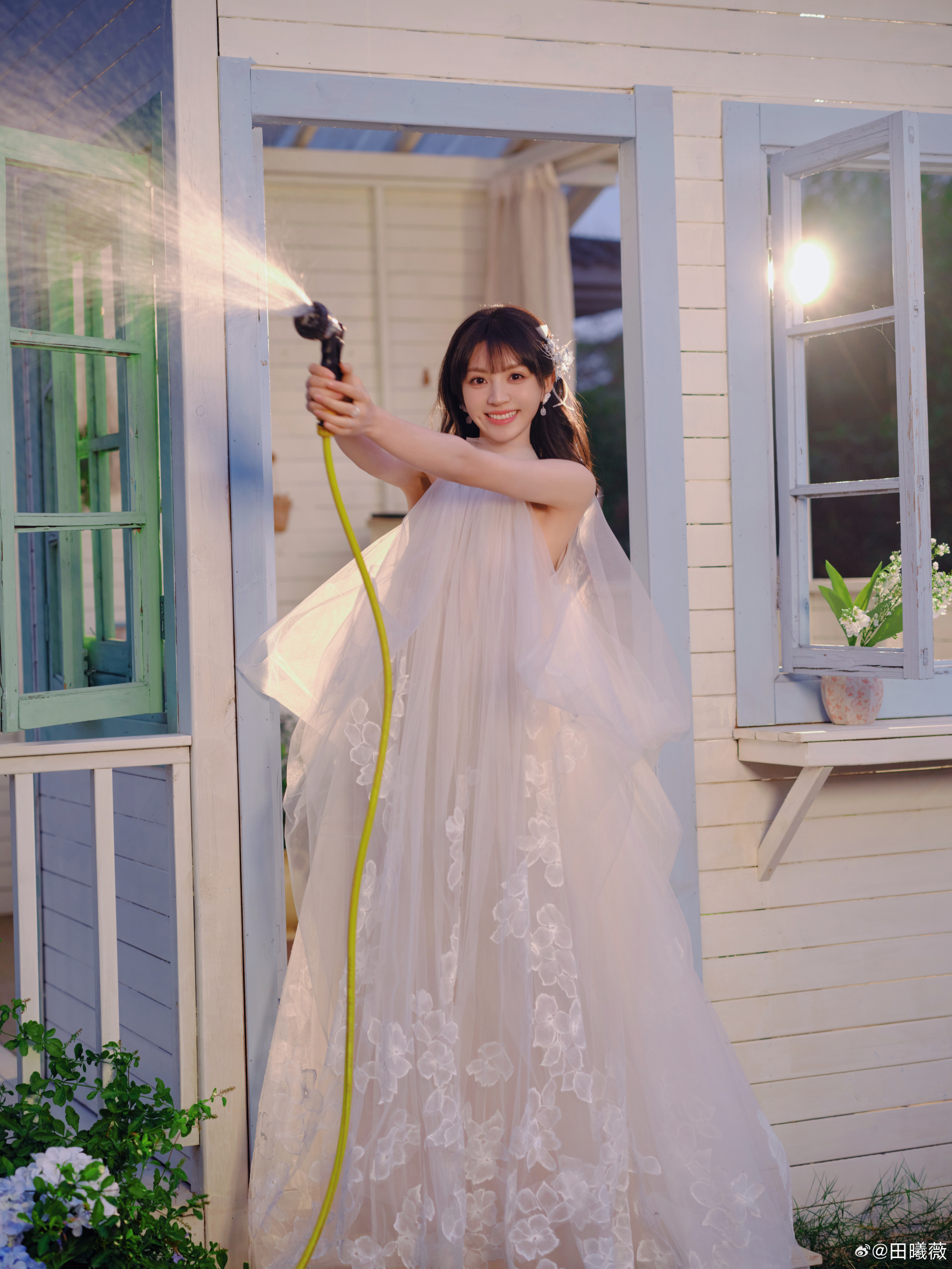 田曦薇非正式跨年派对长裙梦幻穿搭 田曦薇非正式跨年派对长裙梦幻穿搭