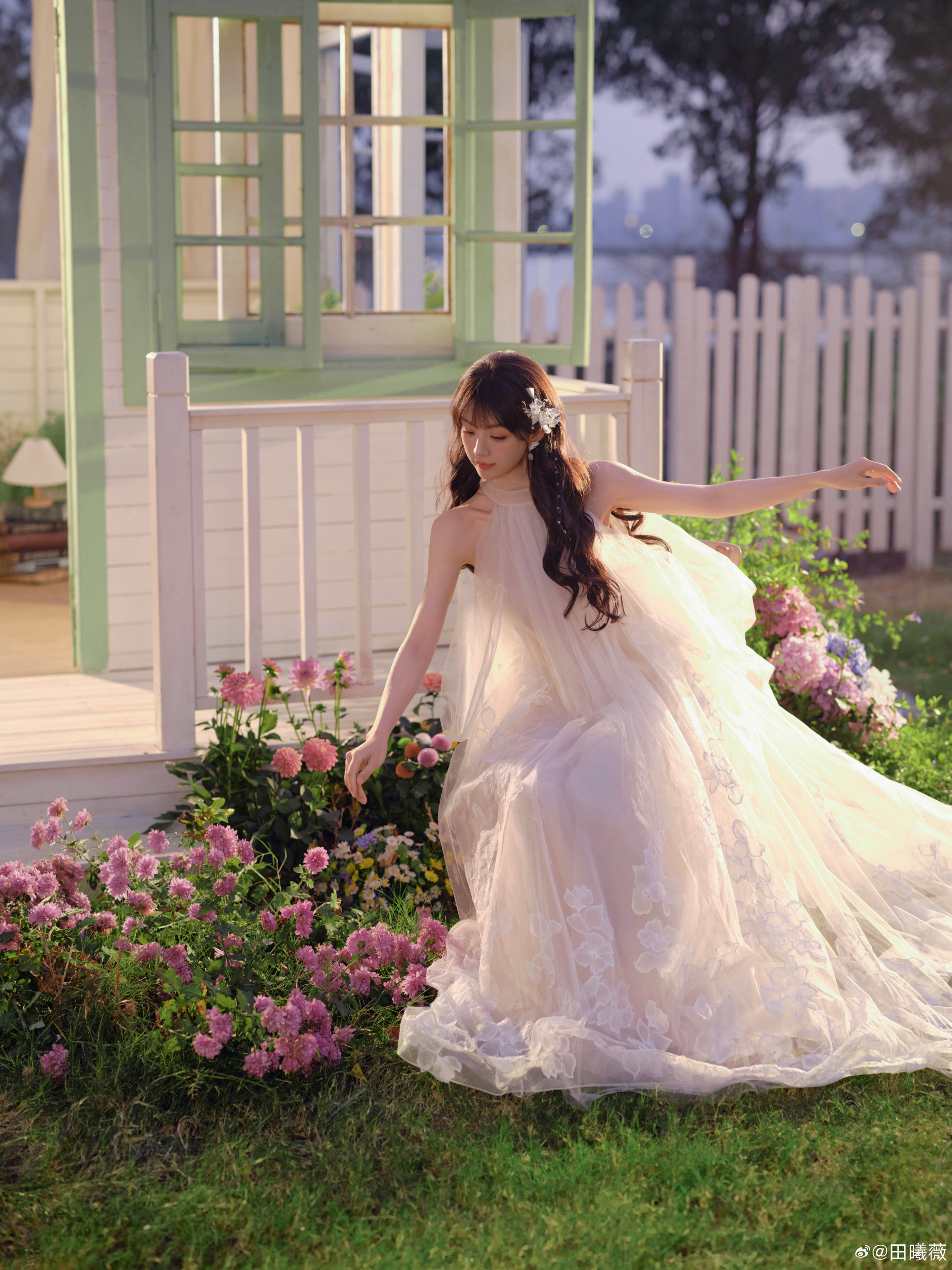 田曦薇非正式跨年派对长裙梦幻穿搭 田曦薇非正式跨年派对长裙梦幻穿搭