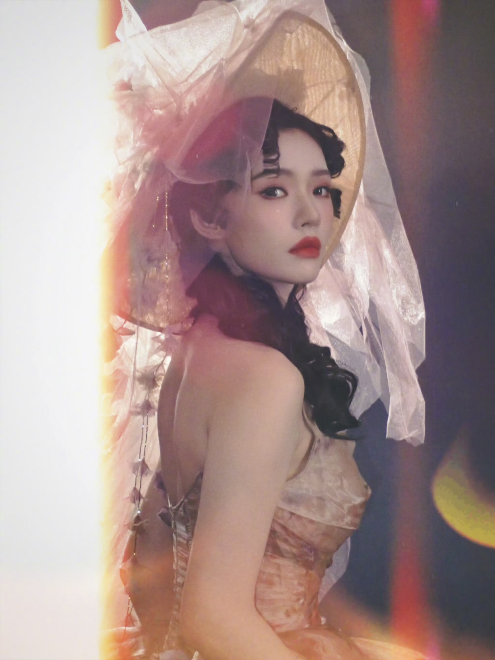 林允梦幻裙装:是平行时空 绚烂明媚的另一种风景 林允梦幻裙装:是平行时空 绚烂明媚的另一种风景