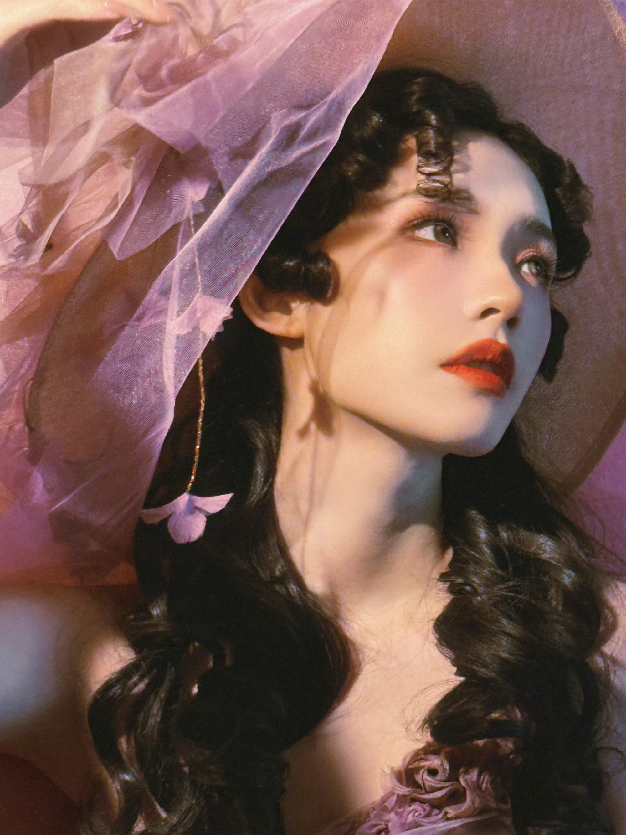 林允梦幻裙装:是平行时空 绚烂明媚的另一种风景 林允梦幻裙装:是平行时空 绚烂明媚的另一种风景