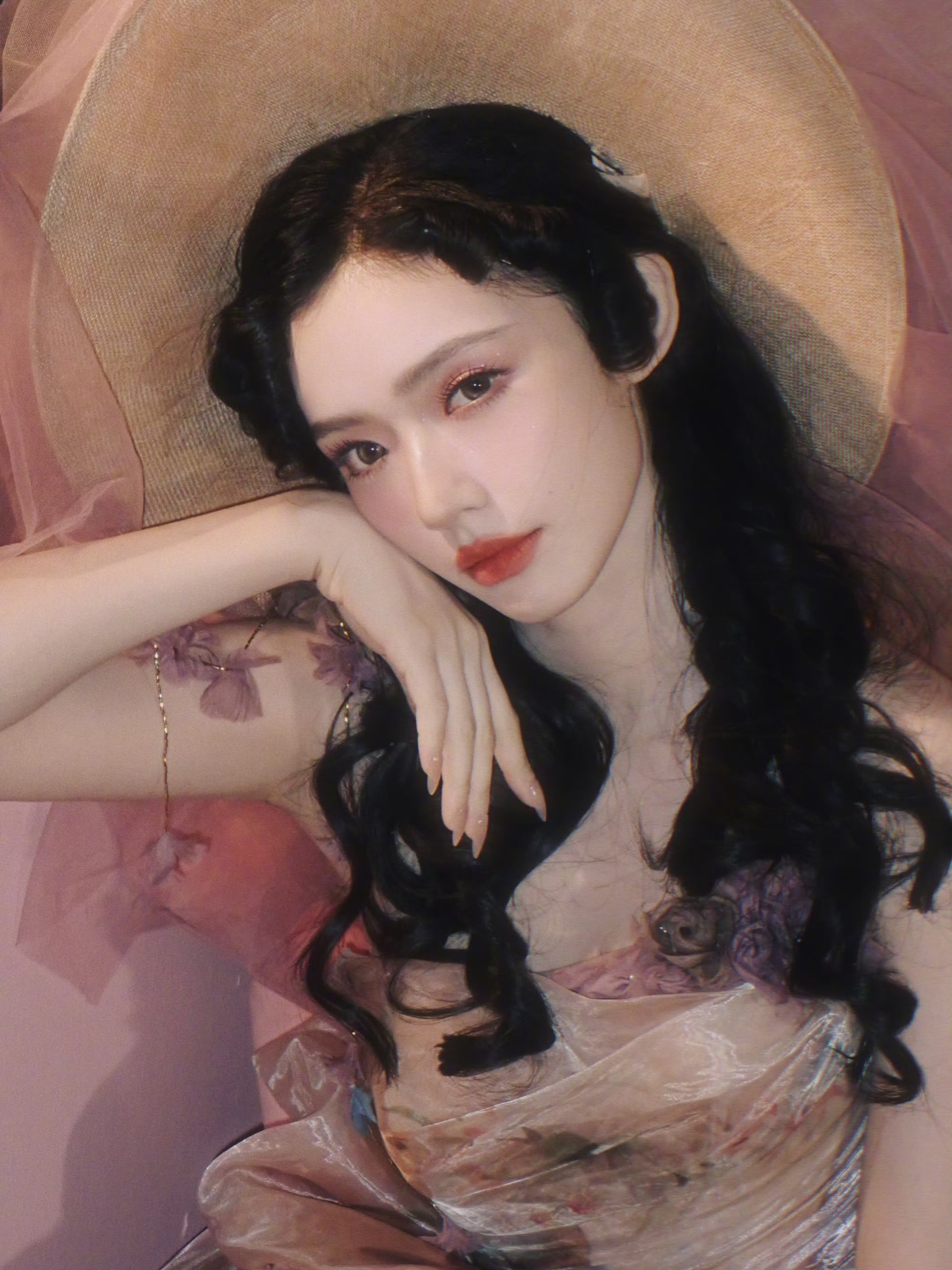 林允梦幻裙装:是平行时空 绚烂明媚的另一种风景 林允梦幻裙装:是平行时空 绚烂明媚的另一种风景