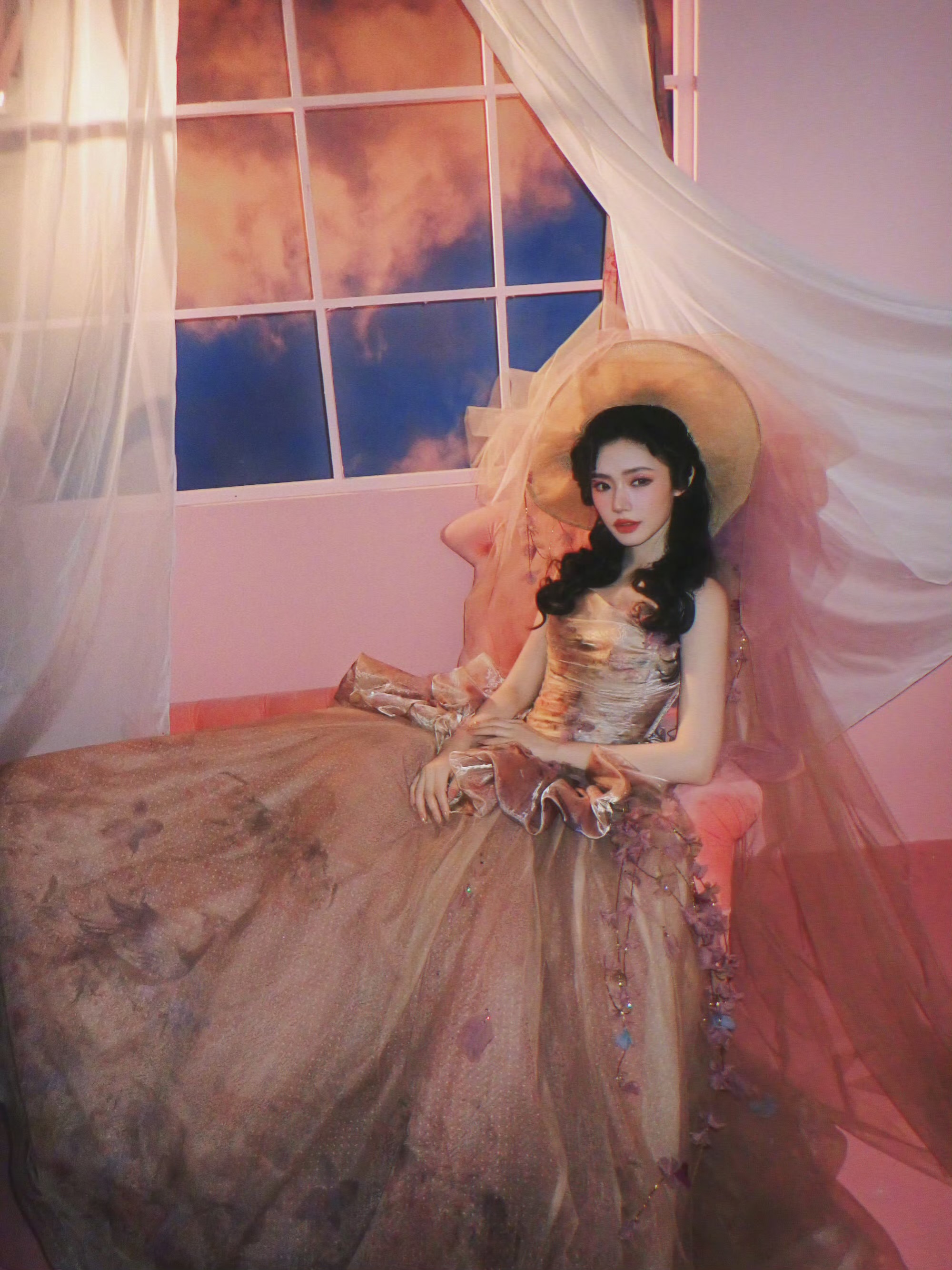 林允梦幻裙装:是平行时空 绚烂明媚的另一种风景 林允梦幻裙装:是平行时空 绚烂明媚的另一种风景