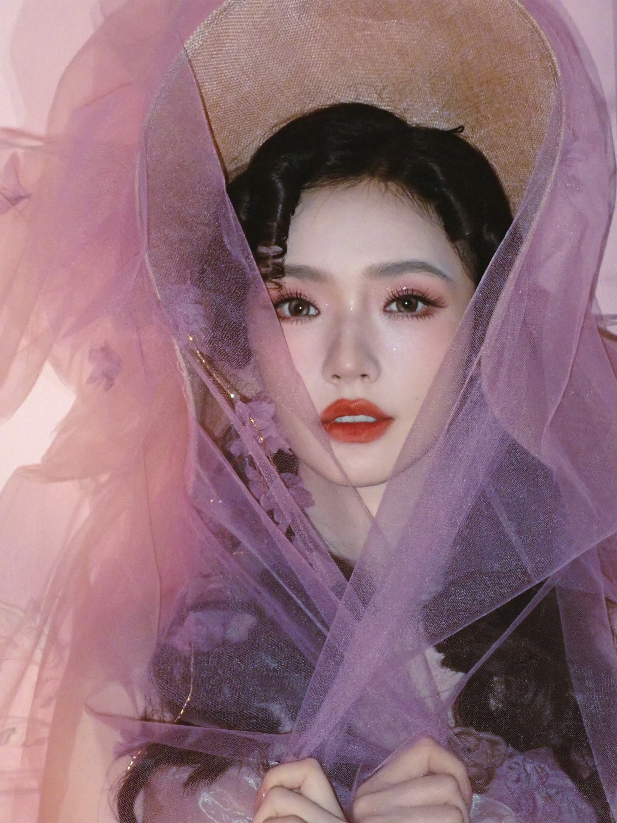 林允梦幻裙装:是平行时空 绚烂明媚的另一种风景 林允梦幻裙装:是平行时空 绚烂明媚的另一种风景