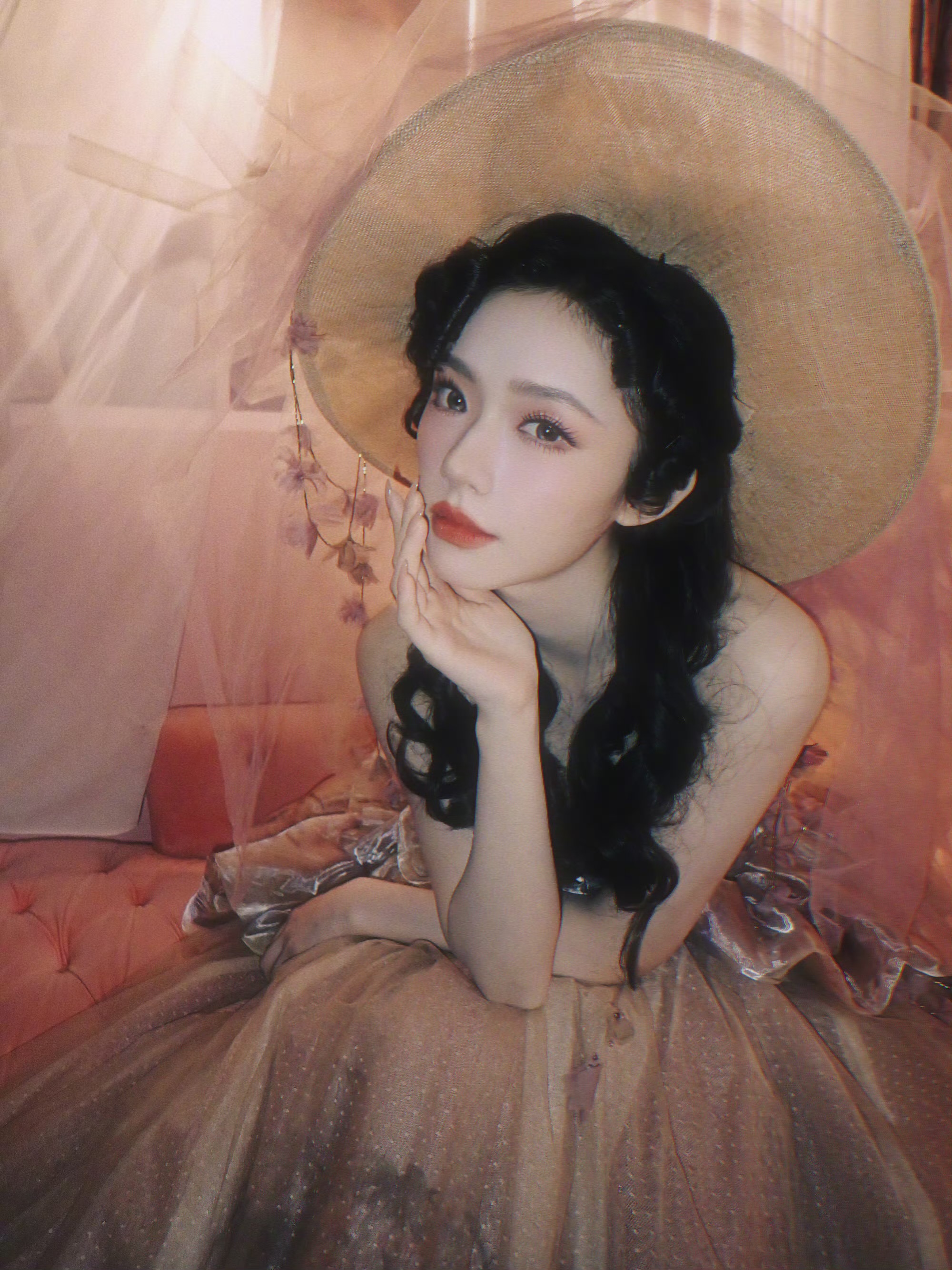 林允梦幻裙装:是平行时空 绚烂明媚的另一种风景 林允梦幻裙装:是平行时空 绚烂明媚的另一种风景