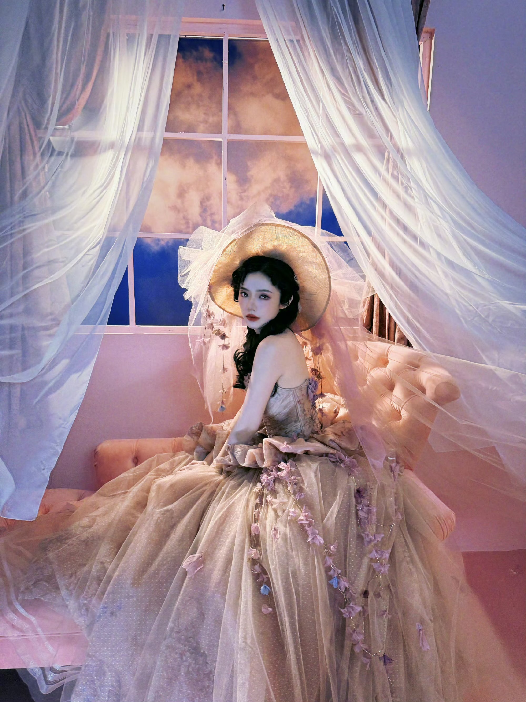 林允梦幻裙装:是平行时空 绚烂明媚的另一种风景 林允梦幻裙装:是平行时空 绚烂明媚的另一种风景