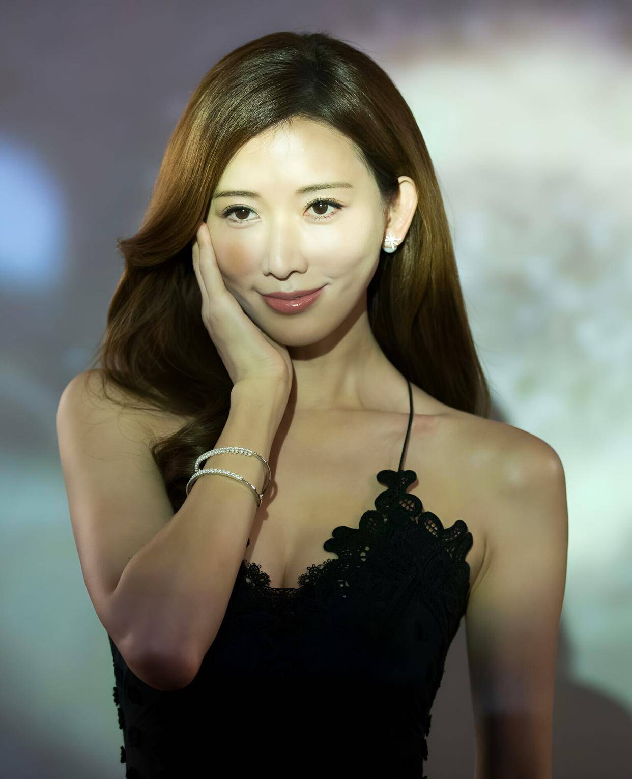 林志玲 49 岁穿蕾丝裙凹凸有致太撩人，网友酸 “可惜去日本”？这审美太双标！