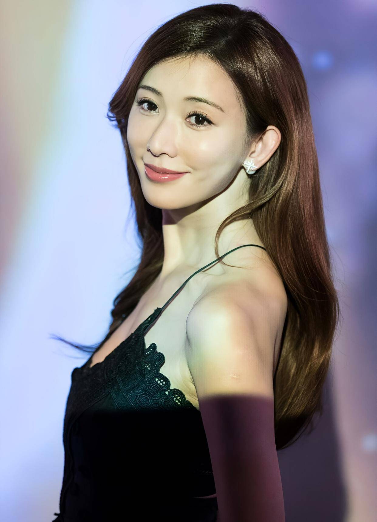 林志玲 49 岁穿蕾丝裙凹凸有致太撩人，网友酸 “可惜去日本”？这审美太双标！