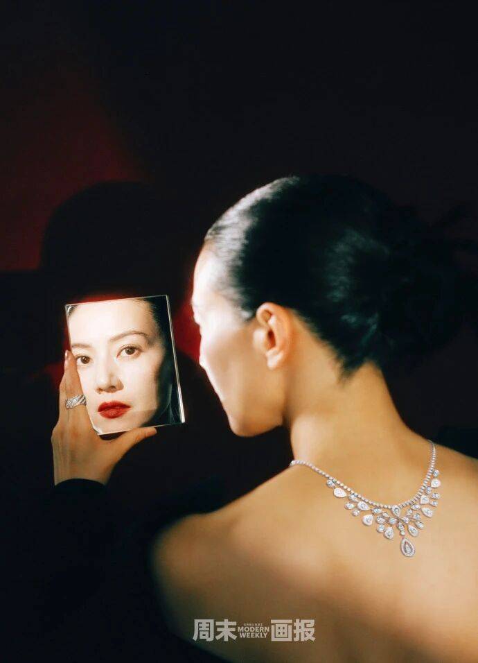 高圆圆这波光影大片，是把尚美珠宝焊在骨相里的优雅力量教科书