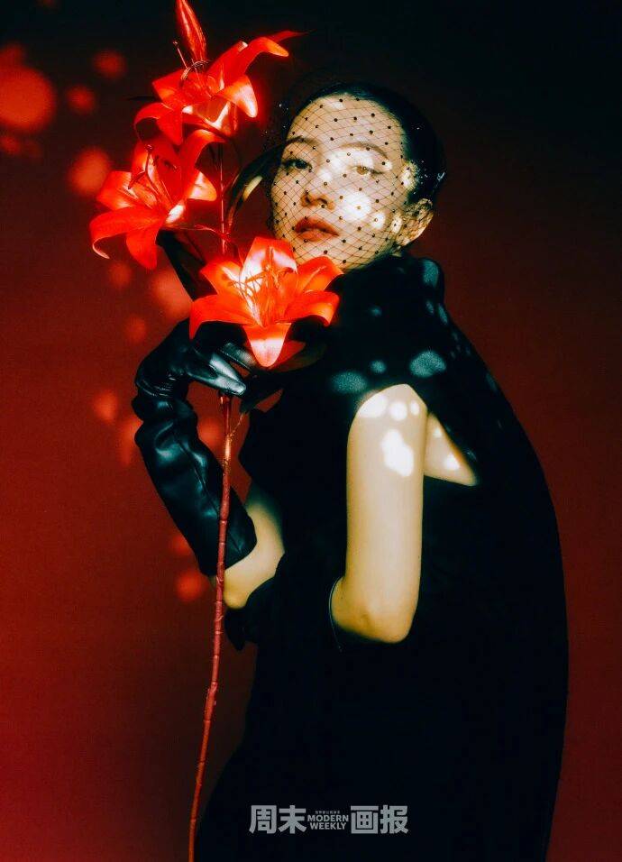 高圆圆这波光影大片，是把尚美珠宝焊在骨相里的优雅力量教科书