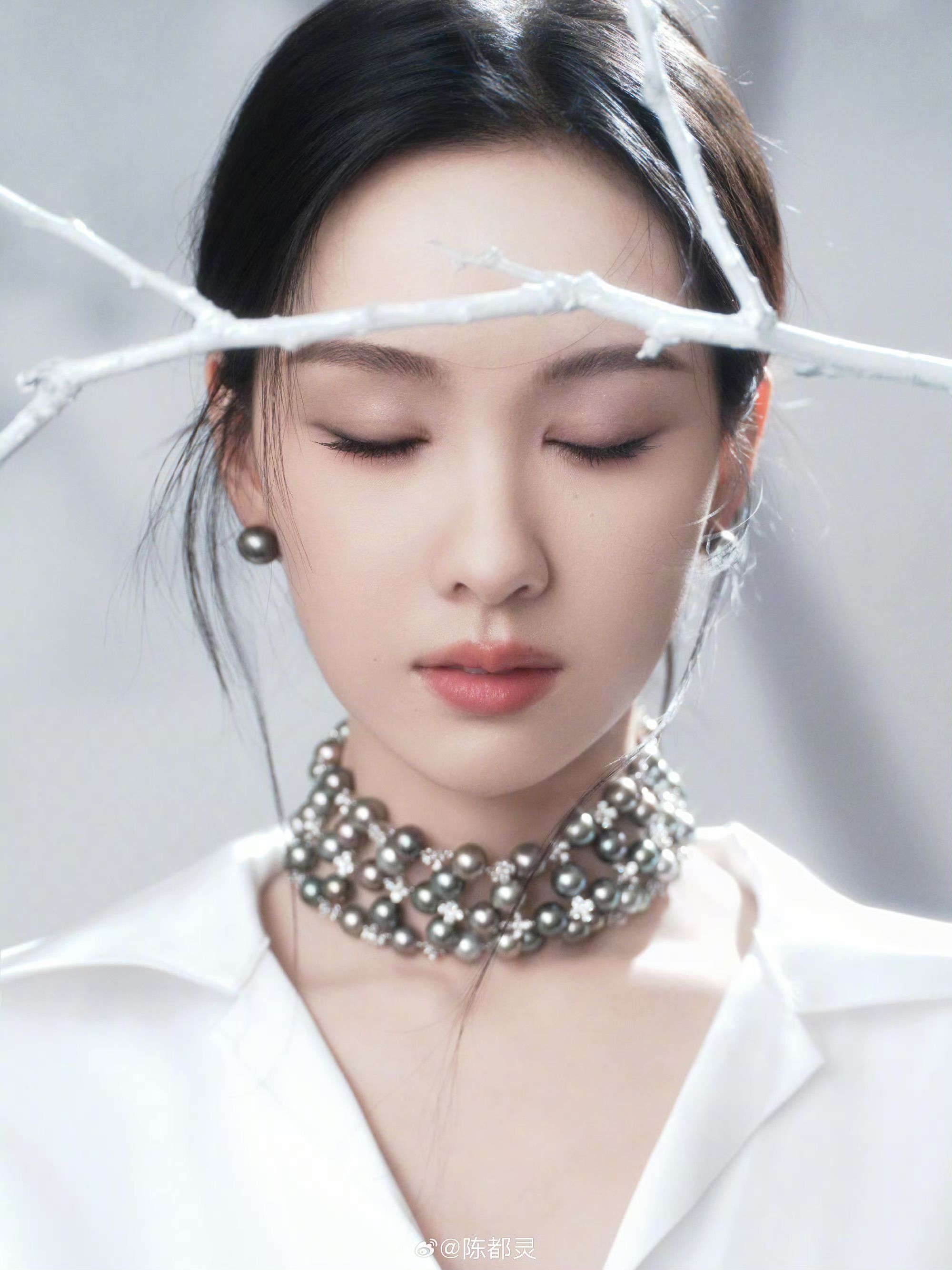 陈都灵一袭缎面白裙搭配MIKIMOTO高级珠宝亮相国剧盛典 陈都灵一袭缎面白裙搭配MIKIMOTO高级珠宝亮相国剧盛典
