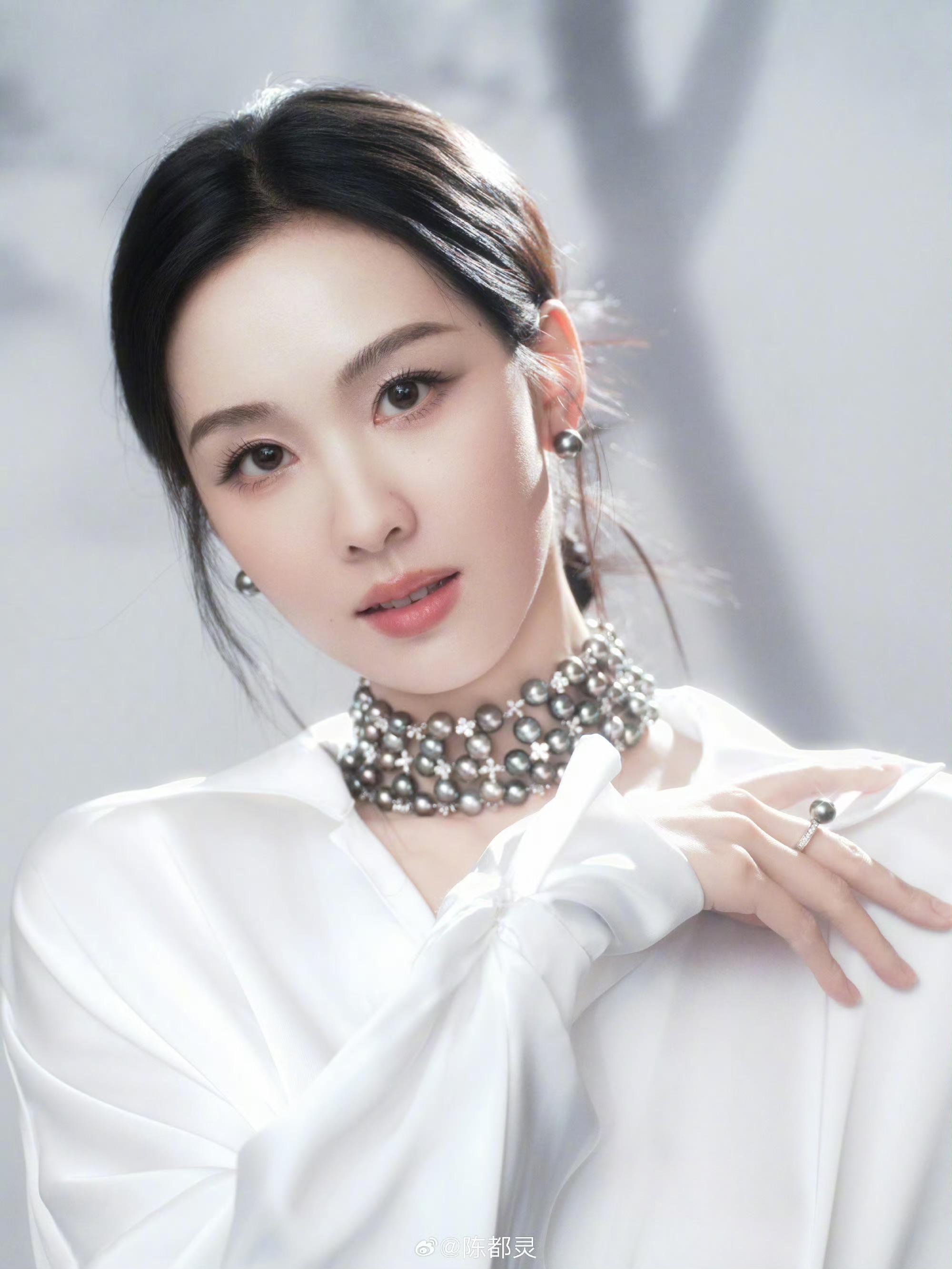 陈都灵一袭缎面白裙搭配MIKIMOTO高级珠宝亮相国剧盛典