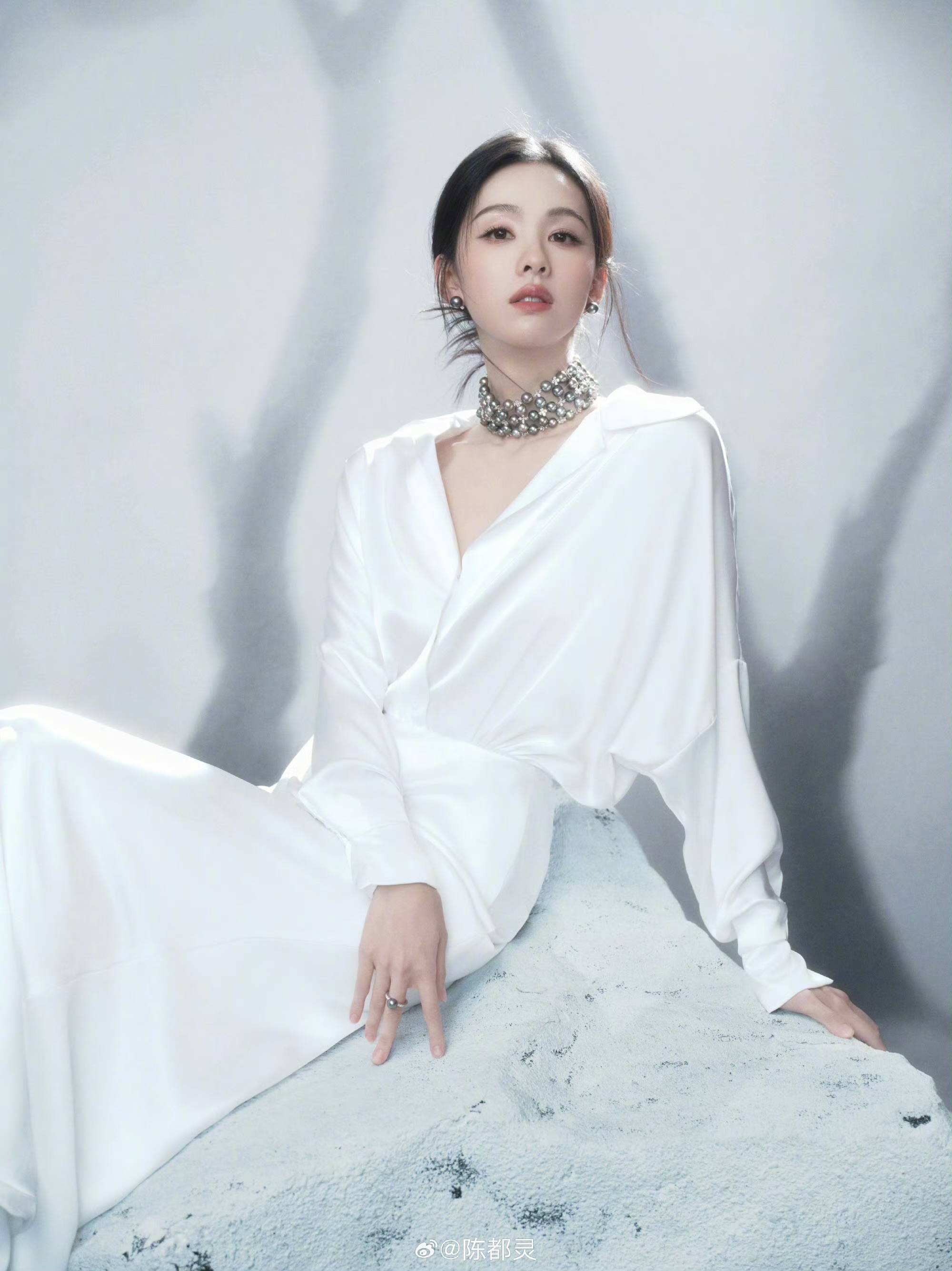 陈都灵一袭缎面白裙搭配MIKIMOTO高级珠宝亮相国剧盛典 陈都灵一袭缎面白裙搭配MIKIMOTO高级珠宝亮相国剧盛典