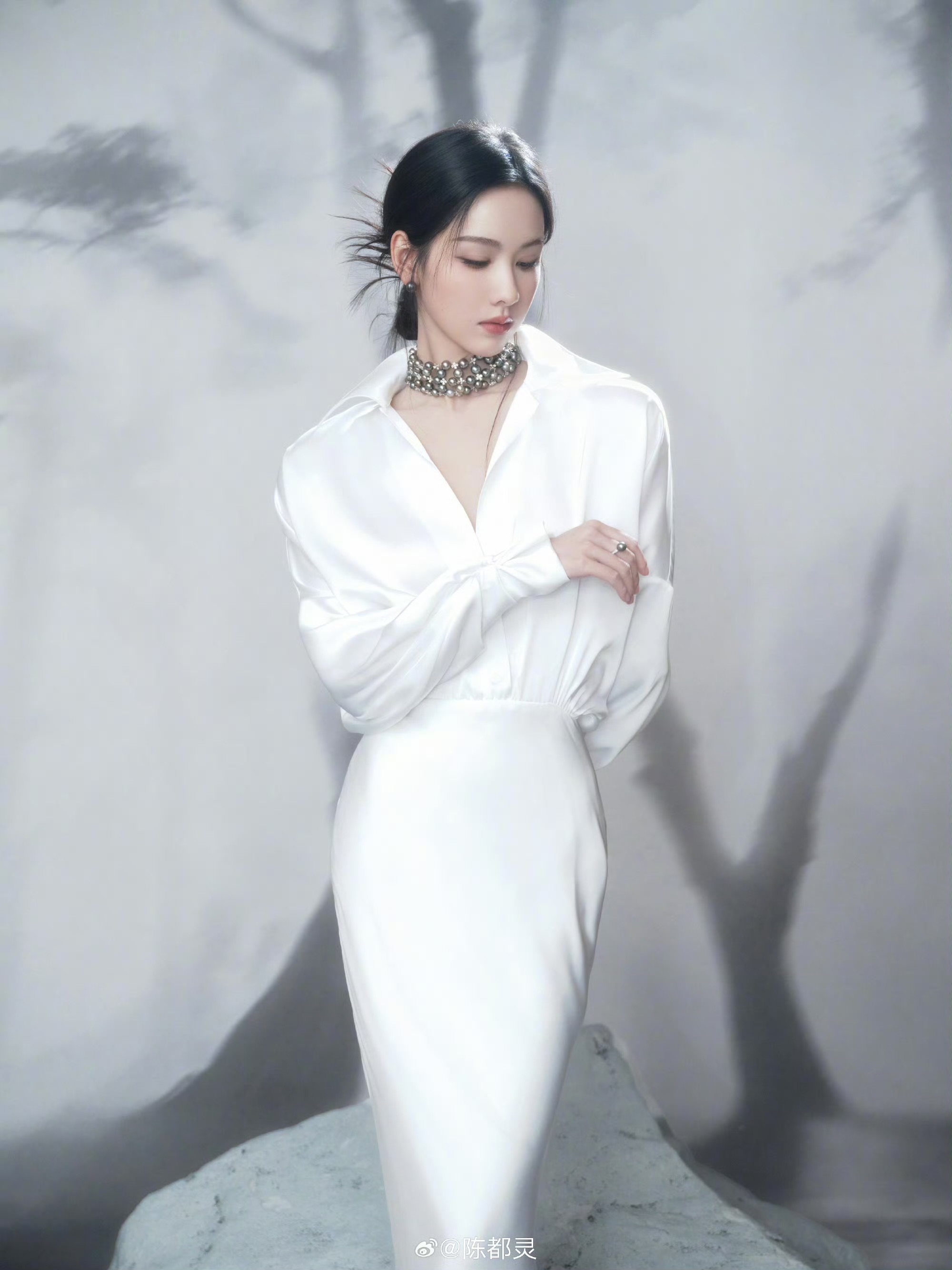 陈都灵一袭缎面白裙搭配MIKIMOTO高级珠宝亮相国剧盛典 陈都灵一袭缎面白裙搭配MIKIMOTO高级珠宝亮相国剧盛典