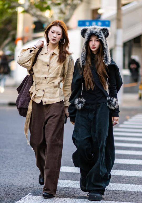 旧衣新穿的创意混搭:用配饰点亮衣柜里的基础款 旧衣新穿的创意混搭:用配饰点亮衣柜里的基础款