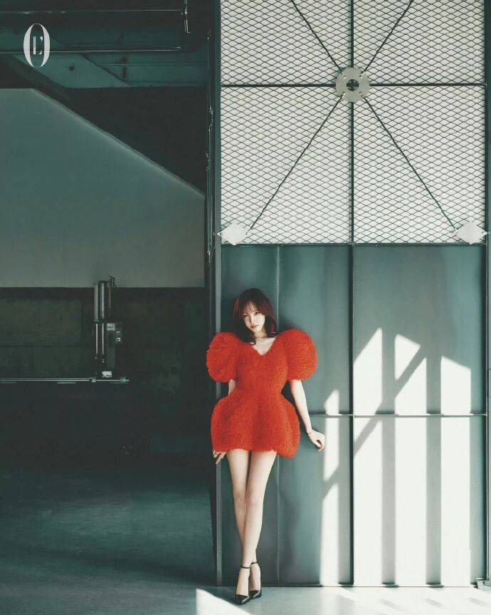 Liz 这波新加坡版 L’Officiel 封面，是把卡地亚奢柔焊在甜妹骨相里的锐甜教科书