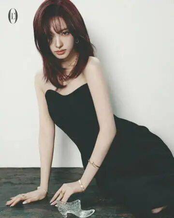 Liz 这波新加坡版 L’Officiel 封面，是把卡地亚奢柔焊在甜妹骨相里的锐甜教科书