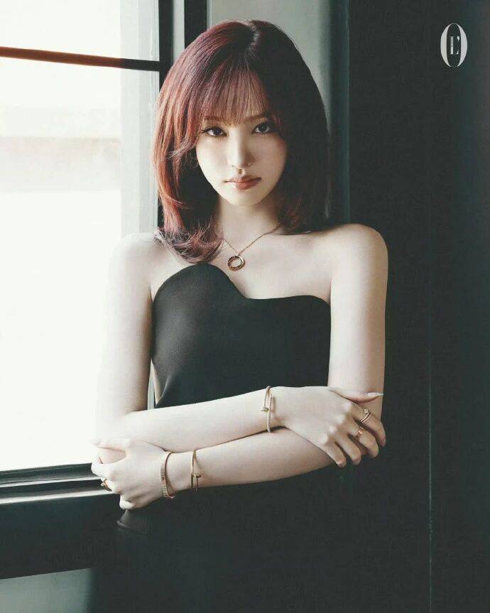 Liz 这波新加坡版 L’Officiel 封面，是把卡地亚奢柔焊在甜妹骨相里的锐甜教科书