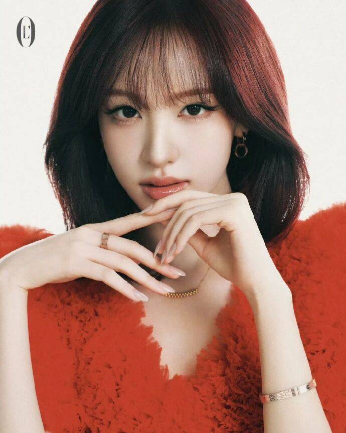 Liz 这波新加坡版 L’Officiel 封面，是把卡地亚奢柔焊在甜妹骨相里的锐甜教科书