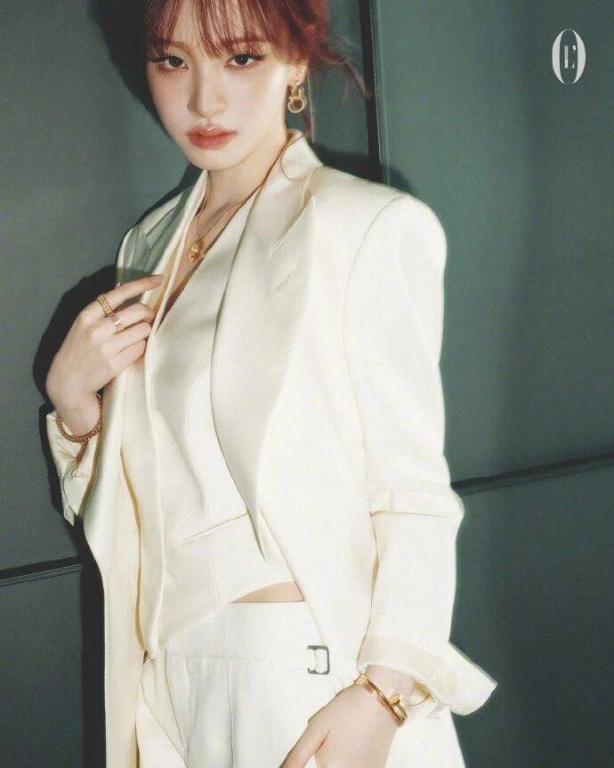 Liz 这波新加坡版 L’Officiel 封面，是把卡地亚奢柔焊在甜妹骨相里的锐甜教科书