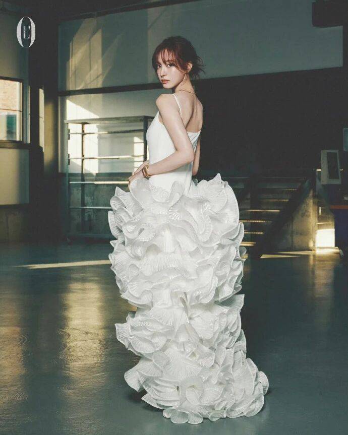 Liz 这波新加坡版 L’Officiel 封面，是把卡地亚奢柔焊在甜妹骨相里的锐甜教科书