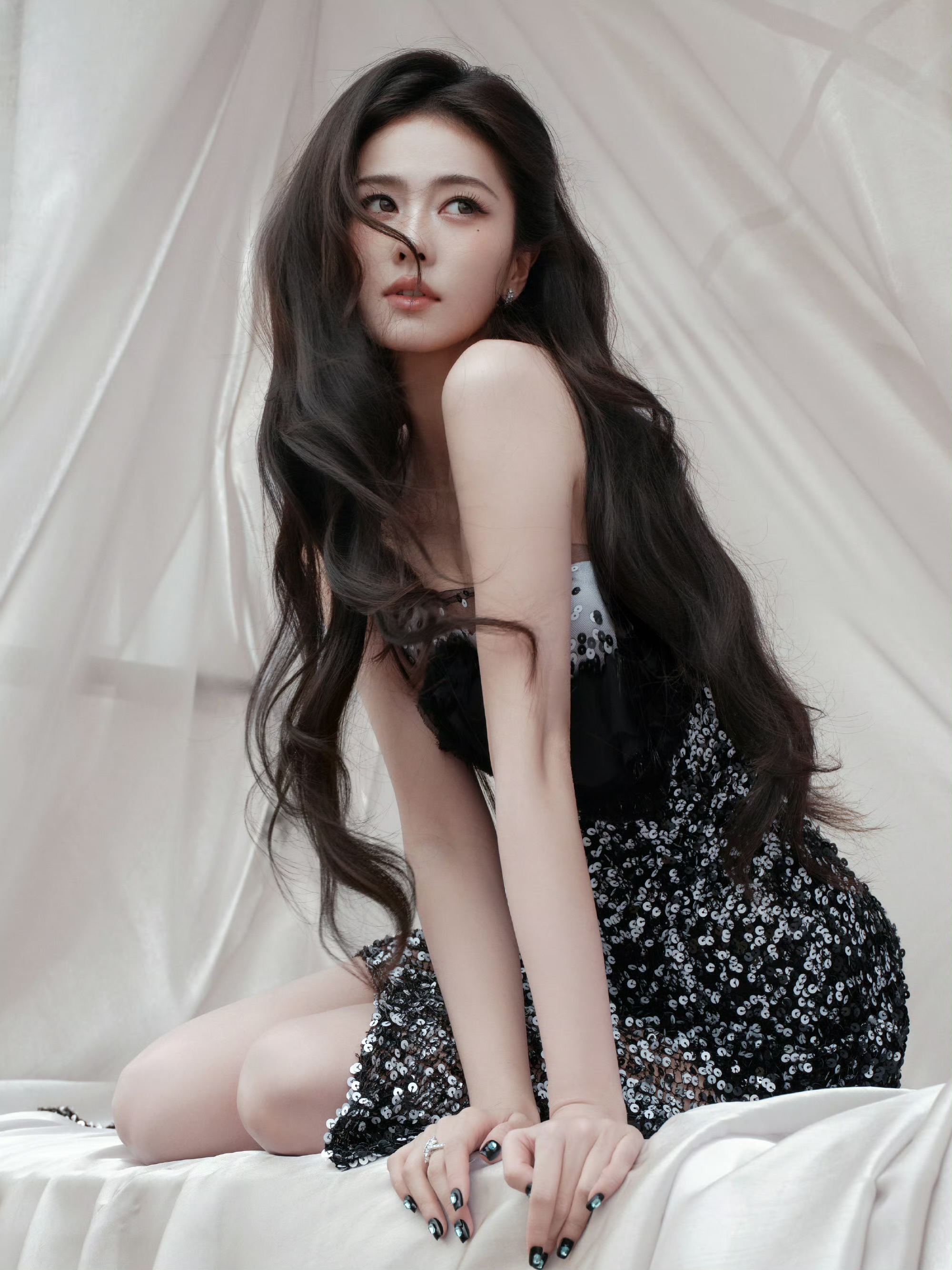 白鹿身穿Ulyana Sergeenko 2025春夏高定亮相星光大赏 白鹿身穿Ulyana Sergeenko 2025春夏高定亮相星光大赏