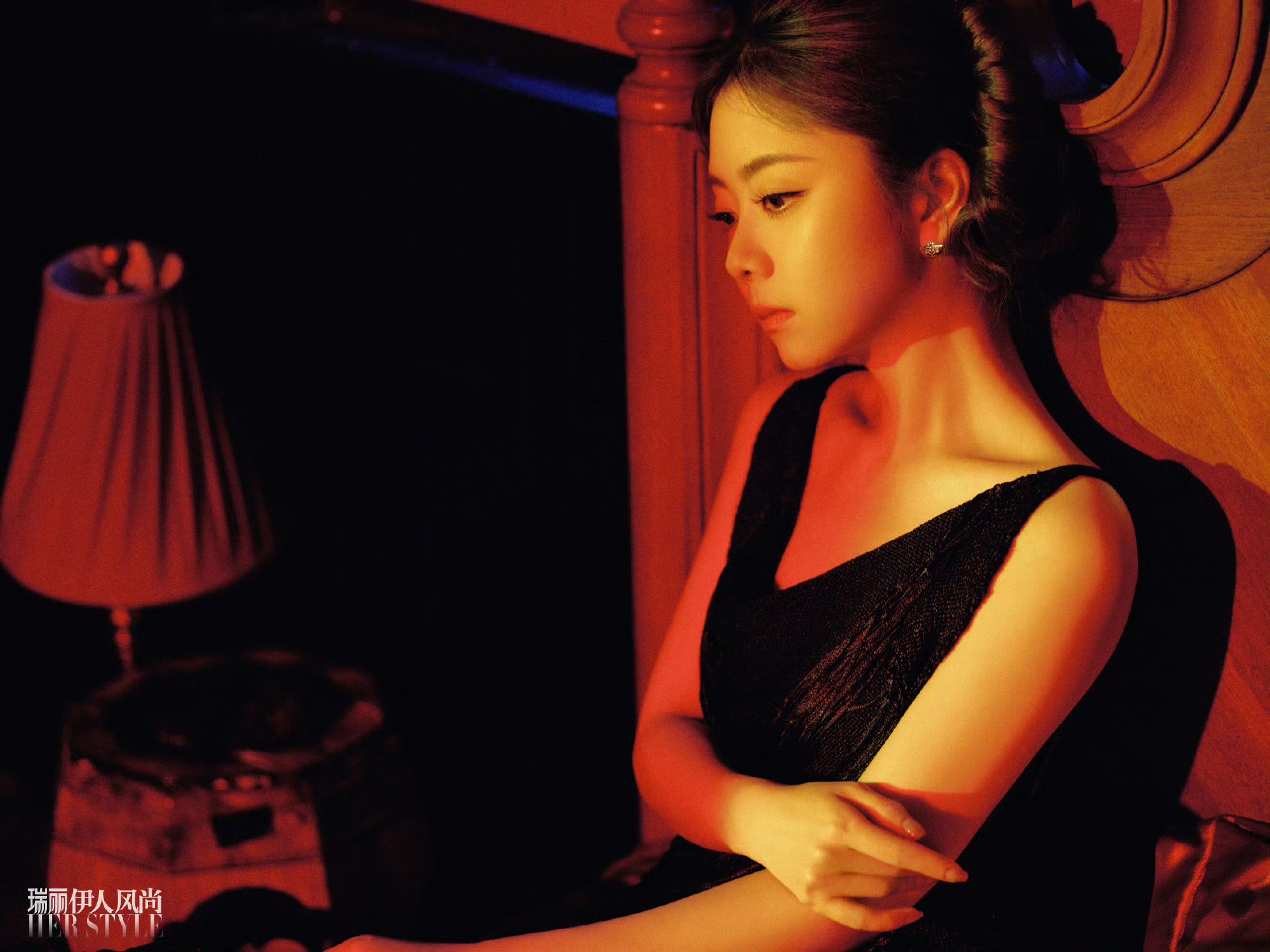 谭松韵登瑞丽伊人风尚杂志封面 展现复古港风大片