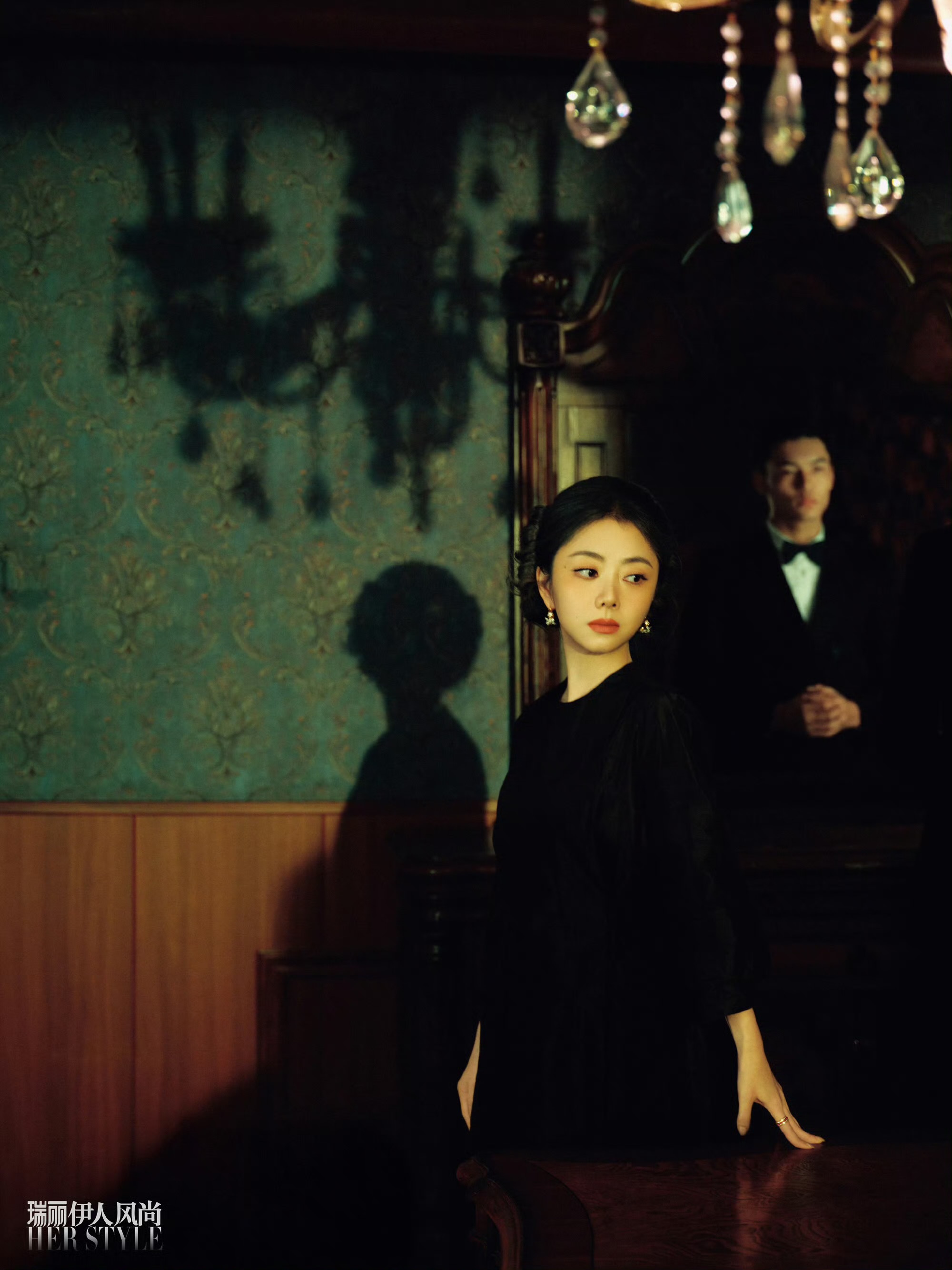 谭松韵登瑞丽伊人风尚杂志封面 展现复古港风大片