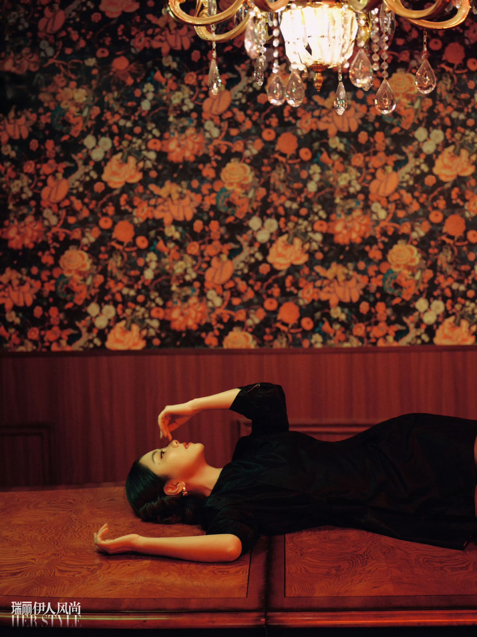 谭松韵登瑞丽伊人风尚杂志封面 展现复古港风大片