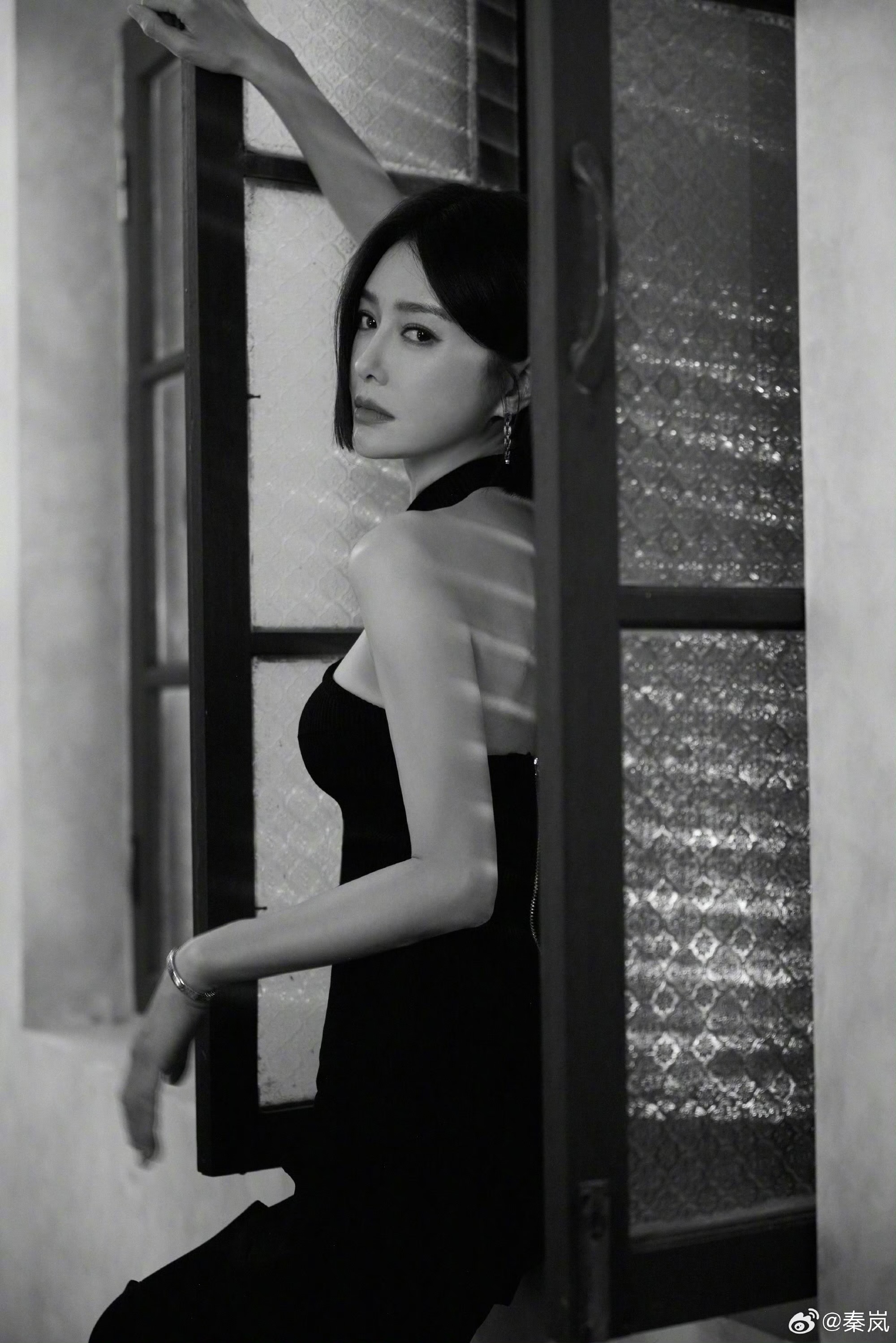 秦岚星光大赏红毯造型演了部双女主戏 秦岚星光大赏红毯造型演了部双女主戏