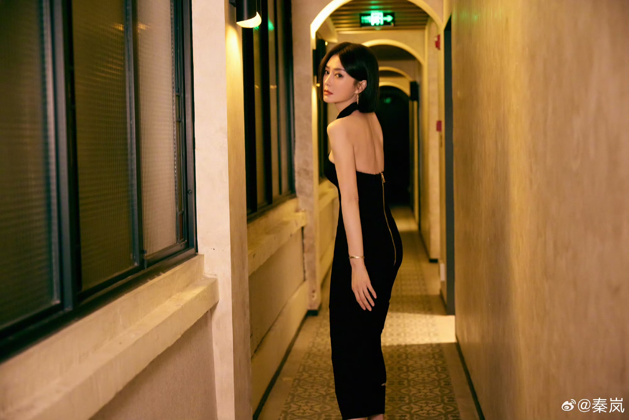 秦岚星光大赏红毯造型演了部双女主戏 秦岚星光大赏红毯造型演了部双女主戏