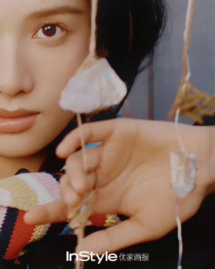 张婧仪这波 InStyle 十七周年造型,是把温柔焊在骨相里的经典封面教科书 张婧仪这波 InStyle 十七周年造型,是把温柔焊在骨相里的经典封面教科书