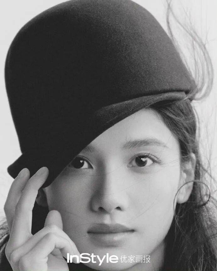 张婧仪这波 InStyle 十七周年造型,是把温柔焊在骨相里的经典封面教科书 张婧仪这波 InStyle 十七周年造型,是把温柔焊在骨相里的经典封面教科书