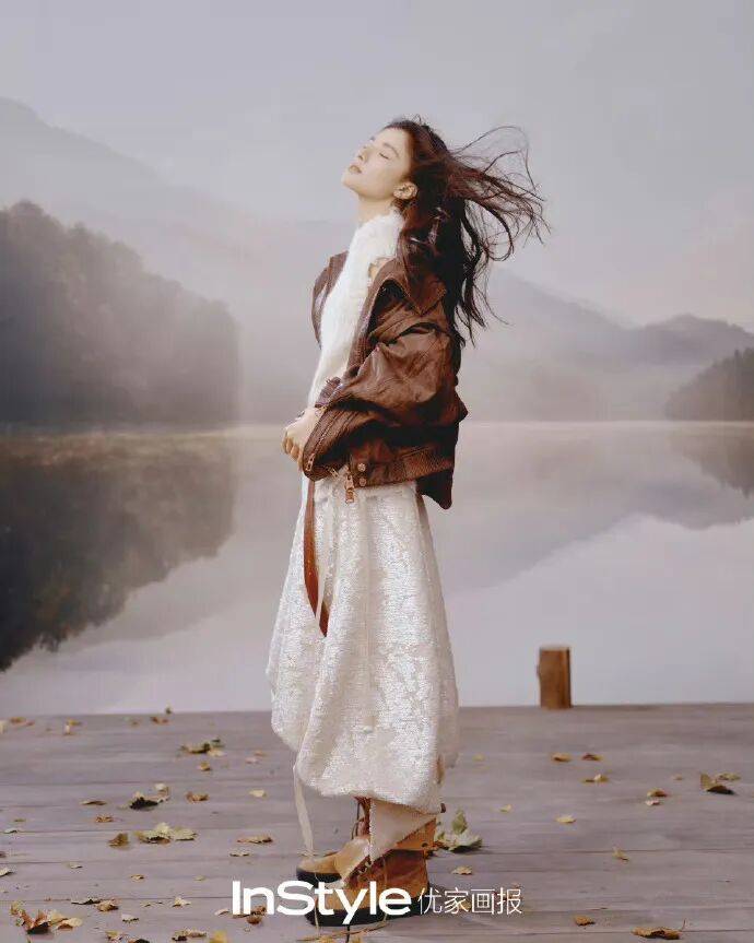 张婧仪这波 InStyle 十七周年造型,是把温柔焊在骨相里的经典封面教科书 张婧仪这波 InStyle 十七周年造型,是把温柔焊在骨相里的经典封面教科书