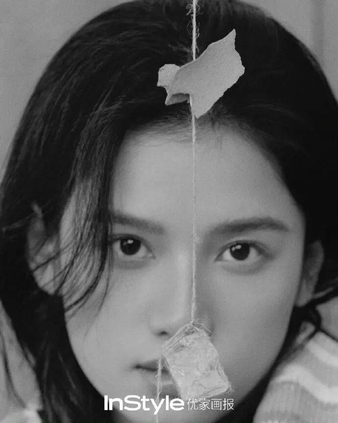 张婧仪这波 InStyle 十七周年造型,是把温柔焊在骨相里的经典封面教科书 张婧仪这波 InStyle 十七周年造型,是把温柔焊在骨相里的经典封面教科书