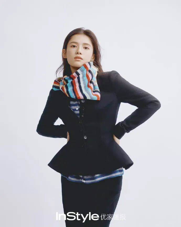 张婧仪这波 InStyle 十七周年造型,是把温柔焊在骨相里的经典封面教科书 张婧仪这波 InStyle 十七周年造型,是把温柔焊在骨相里的经典封面教科书