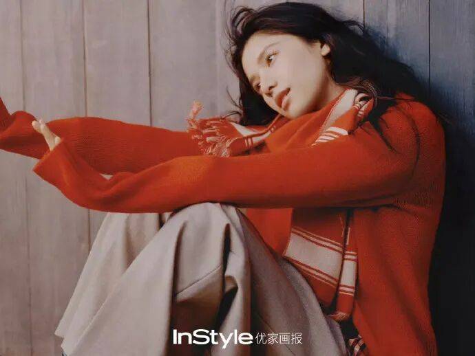 张婧仪这波 InStyle 十七周年造型,是把温柔焊在骨相里的经典封面教科书 张婧仪这波 InStyle 十七周年造型,是把温柔焊在骨相里的经典封面教科书