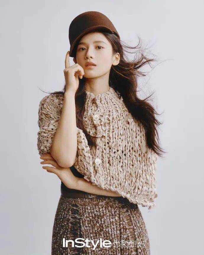 张婧仪这波 InStyle 十七周年造型,是把温柔焊在骨相里的经典封面教科书 张婧仪这波 InStyle 十七周年造型,是把温柔焊在骨相里的经典封面教科书