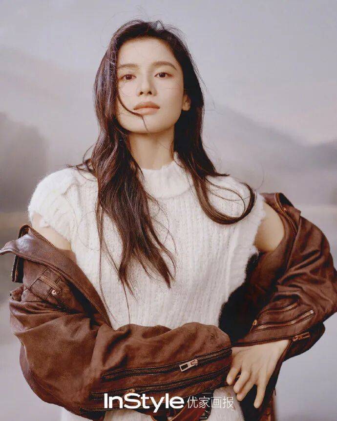 张婧仪这波 InStyle 十七周年造型,是把温柔焊在骨相里的经典封面教科书 张婧仪这波 InStyle 十七周年造型,是把温柔焊在骨相里的经典封面教科书