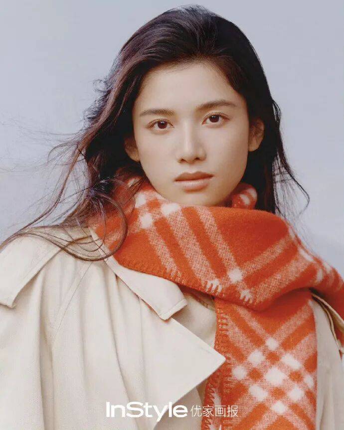 张婧仪这波 InStyle 十七周年造型,是把温柔焊在骨相里的经典封面教科书 张婧仪这波 InStyle 十七周年造型,是把温柔焊在骨相里的经典封面教科书