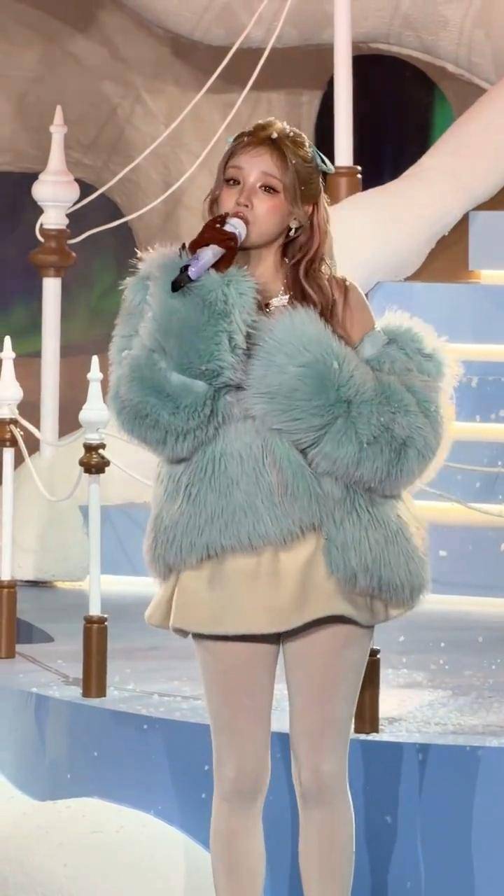 宋雨琦UGG派对蓝绒外套吸睛,加绒袜成新宠,网友:穿肉丝就更好了 宋雨琦UGG派对蓝绒外套吸睛,加绒袜成新宠,网友:穿肉丝就更好了