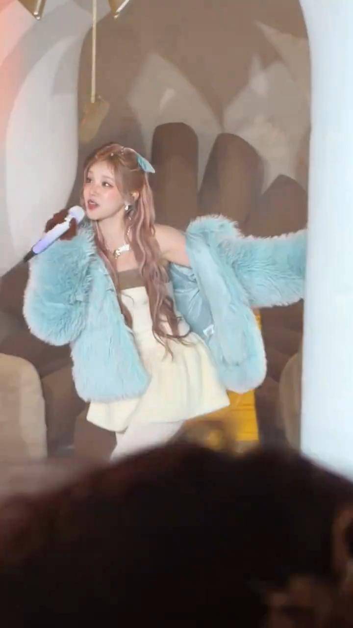 宋雨琦UGG派对蓝绒外套吸睛,加绒袜成新宠,网友:穿肉丝就更好了 宋雨琦UGG派对蓝绒外套吸睛,加绒袜成新宠,网友:穿肉丝就更好了