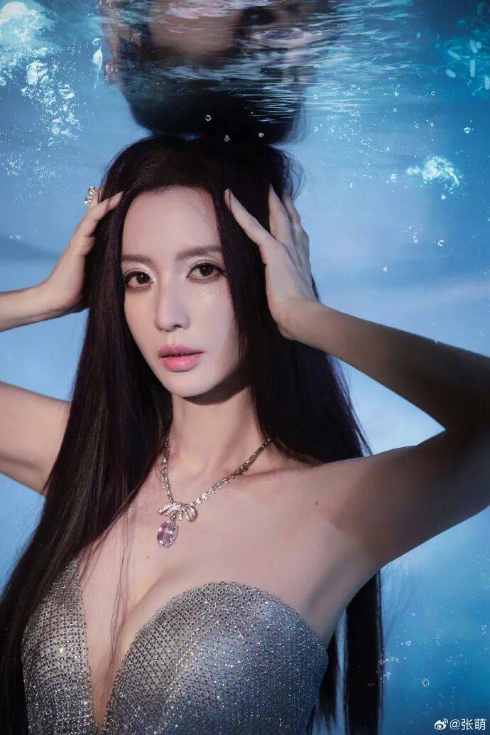 张萌性感写真露出事业线！魔鬼身材尽显性感火辣