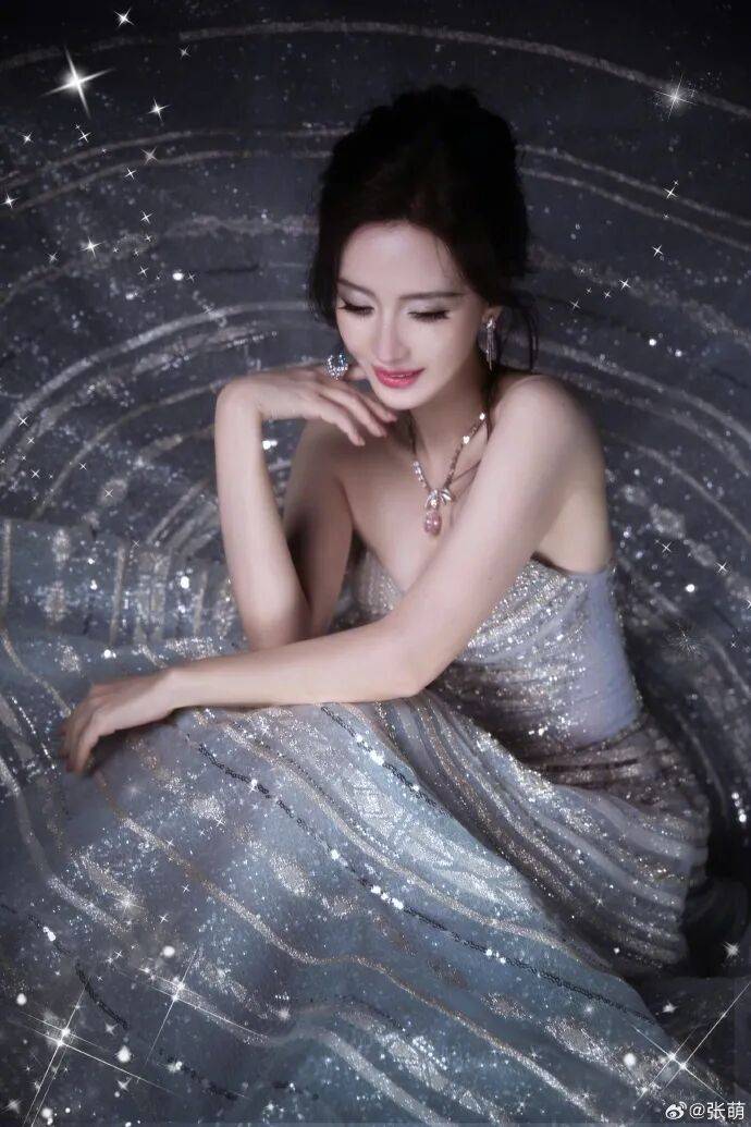 张萌性感写真露出事业线！魔鬼身材尽显性感火辣