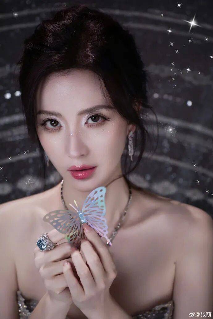 张萌性感写真露出事业线！魔鬼身材尽显性感火辣