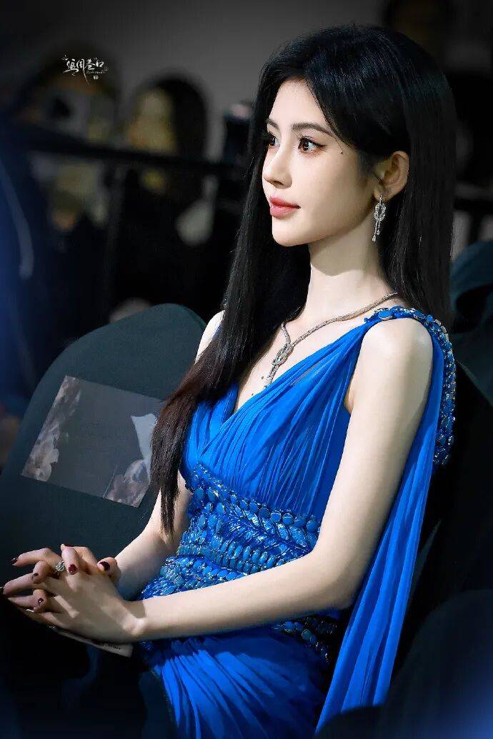 鞠婧祎穿深V裙变身蓝色妖姬!雪肤玉貌身材曼妙性感撩人 鞠婧祎穿深V裙变身蓝色妖姬!雪肤玉貌身材曼妙性感撩人