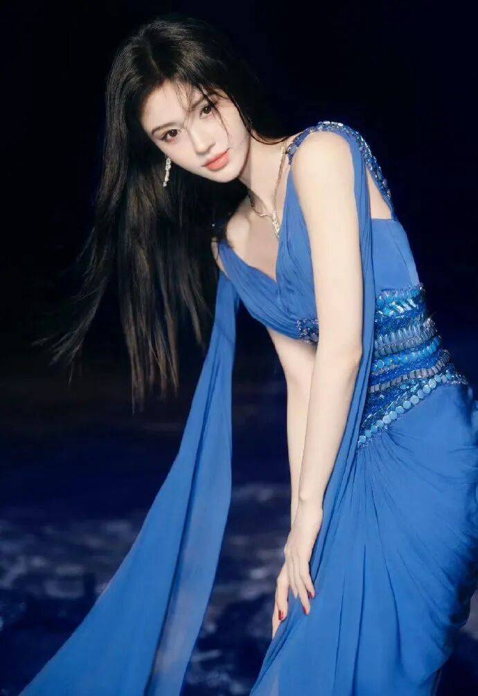 鞠婧祎穿深V裙变身蓝色妖姬!雪肤玉貌身材曼妙性感撩人 鞠婧祎穿深V裙变身蓝色妖姬!雪肤玉貌身材曼妙性感撩人