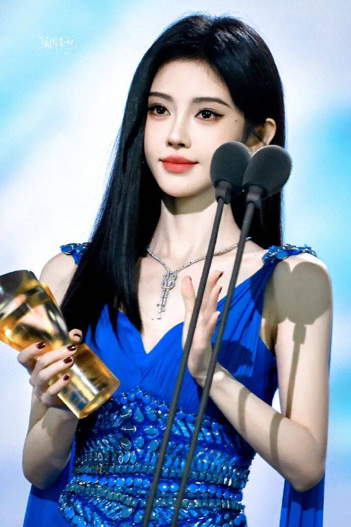 鞠婧祎穿深V裙变身蓝色妖姬!雪肤玉貌身材曼妙性感撩人 鞠婧祎穿深V裙变身蓝色妖姬!雪肤玉貌身材曼妙性感撩人