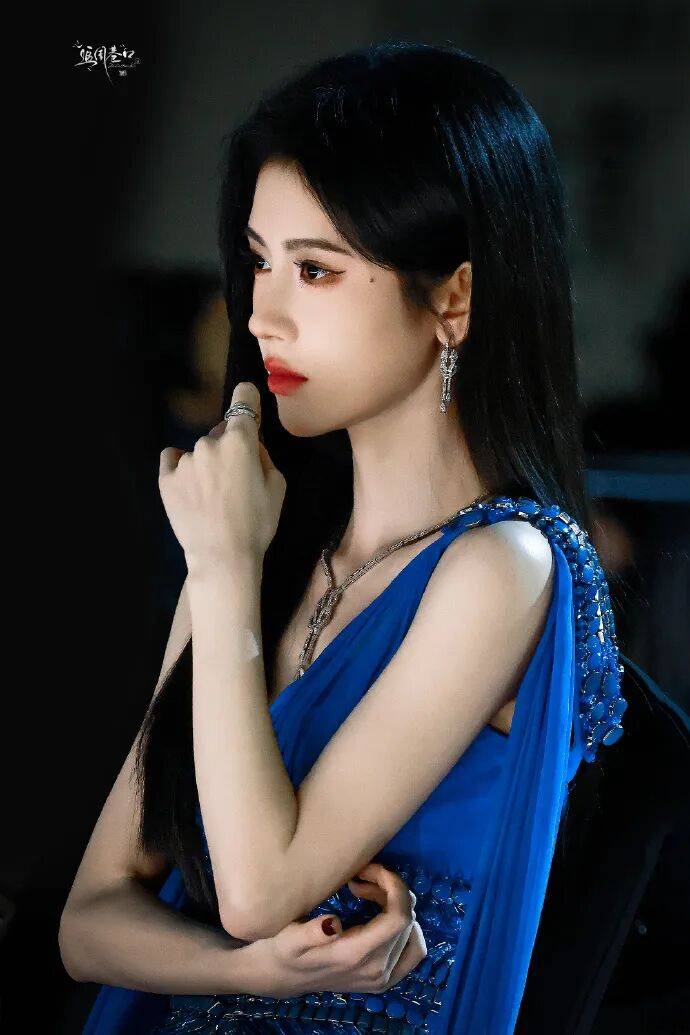 鞠婧祎穿深V裙变身蓝色妖姬！雪肤玉貌身材曼妙性感撩人